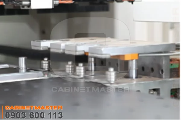 Kẹp đưa phôi tự động máy khoan cnc 6 mặt cụm khoan kép | Cabinetmaster