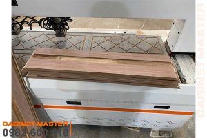 Phay rãnh khung bao cửa máy khoan cnc 4 đầu