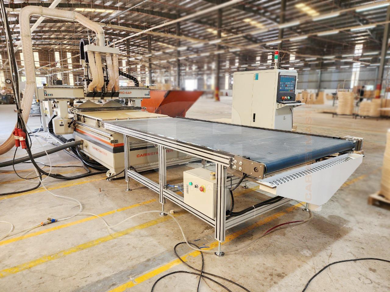 Máy đục gỗ CNC tại xưởng sản xuất CabinetMaster