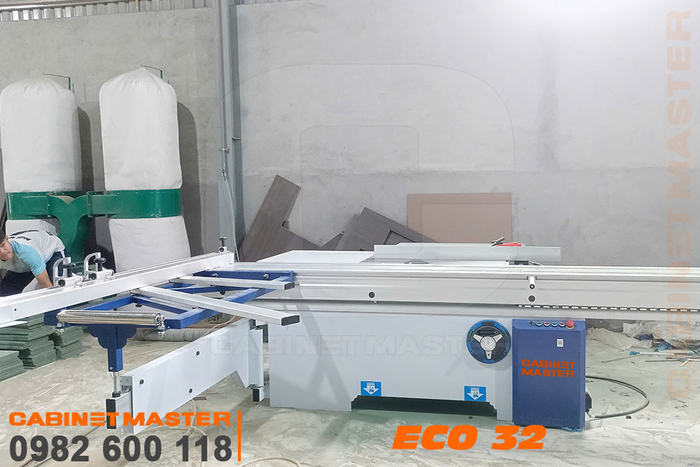 Dùng máy cưa bàn trượt