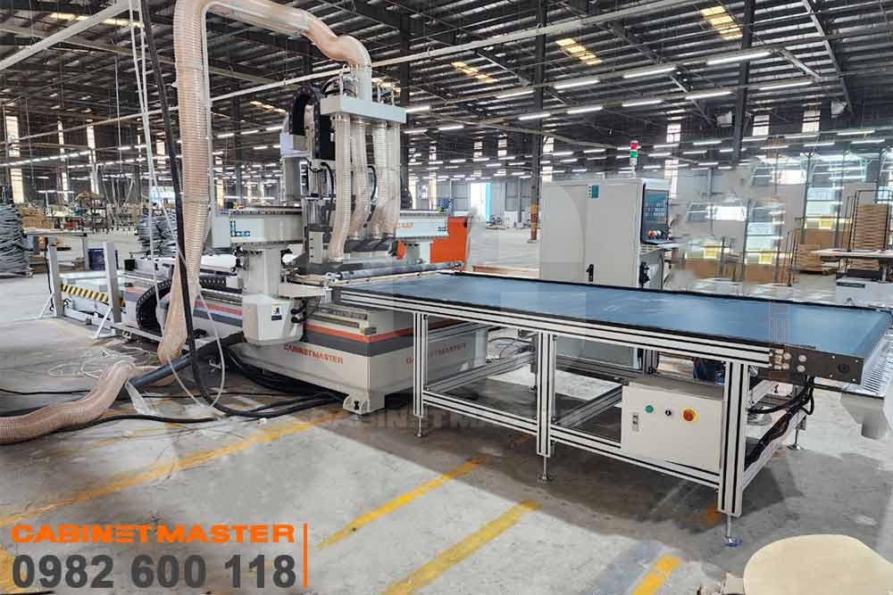 Máy CNC gỗ công nghiệp tại xưởng khách hàng