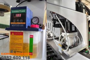 bộ bơm dầu tự động và động cơ servo máy cnc 4 đầu độc lập 2 bàn thay dao