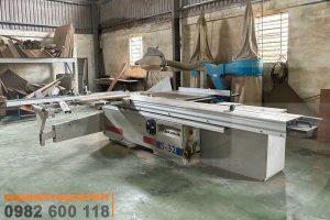 Máy cưa bàn trượt 2 lưỡi tại xưởng khách hàng