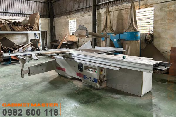 Máy cưa bàn trượt 2 lưỡi tại xưởng khách hàng