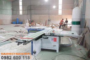 máy cưa bàn gỗ công nghiệp tại xưởng khách hàng