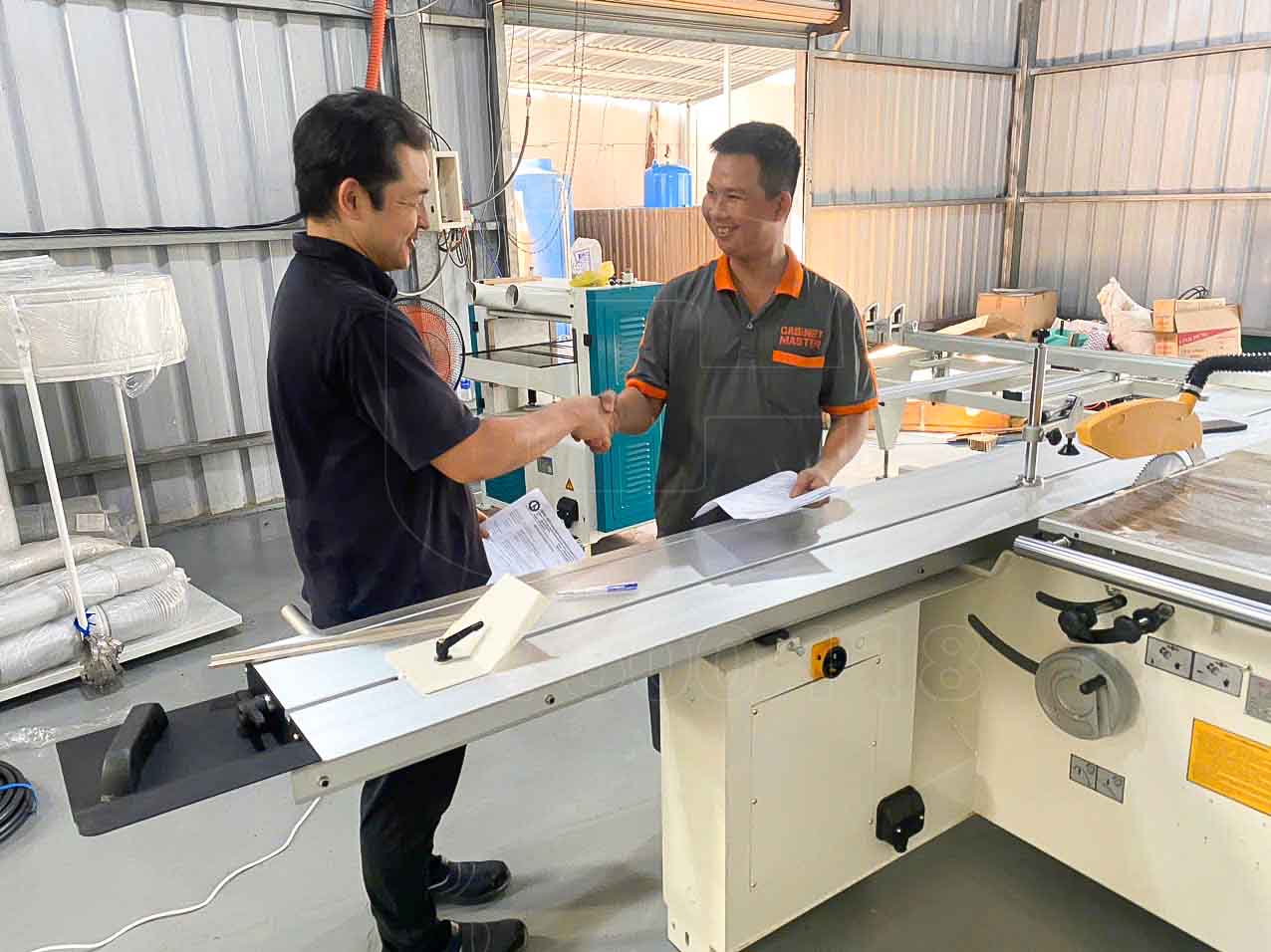 Bàn giao - hướng dẫn vận hành máy cưa bàn trượt cho khách hàng