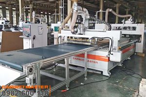 hình máy dán nhãn khoan cắt cnc thực tế