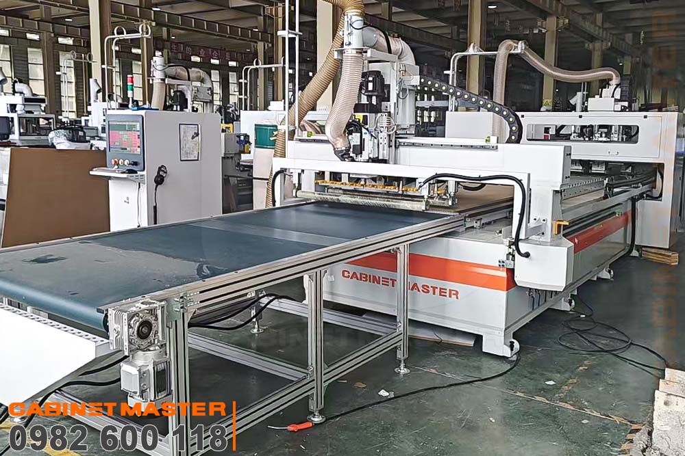 hinh-may-dan-nhan-khoan-cat-cnc-thuc-te hình máy dán nhãn khoan cắt cnc thực tế