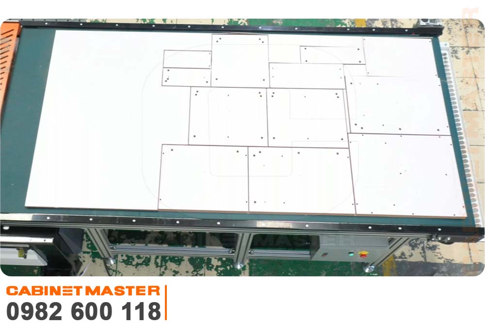 Sản phẩm chuyền máy dán nhãn khoan cắt CNC