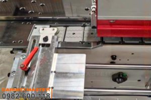 thiết bị hỗ trợ đưa phôi hẹp máy dán cạnh laser kết hợp nồi keo PUR/EVA