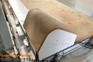 Cắt phôi cong làm tựa ghế máy CNC 4 trục 1 đầu thay dao tự động