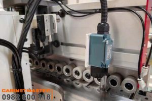 dầm ép và thiết bị cấp phôi máy dán cạnh tích hợp khoan ngang