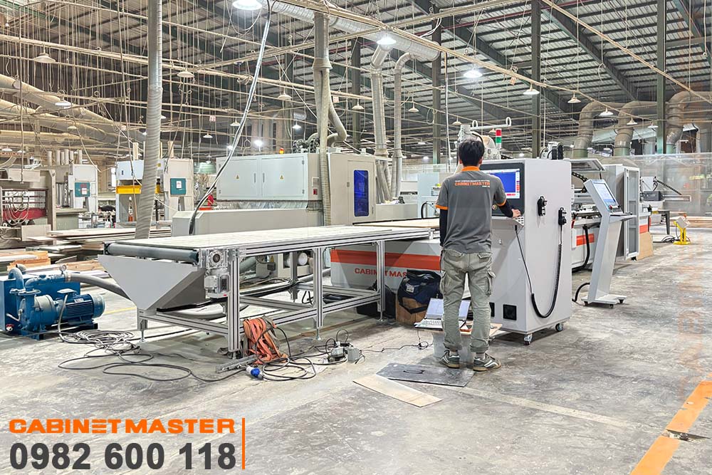 Máy dán nhãn khoan cắt CNC lắp đặt tại xưởng khách hàng