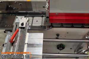 thiết bị cấp phôi cho ván hẹp máy dán cạnh tích hợp khoan ngang