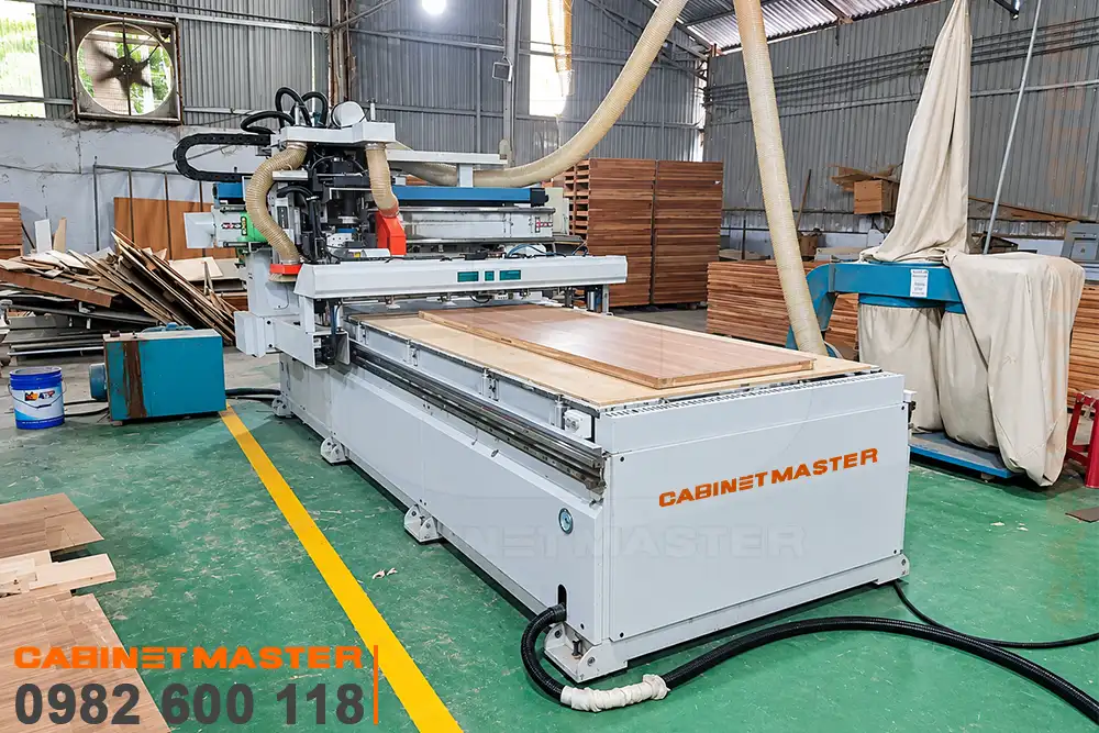 Máy cnc router option trục lưỡi cưa lắp đặt thực tế tại xưởng khách hàng