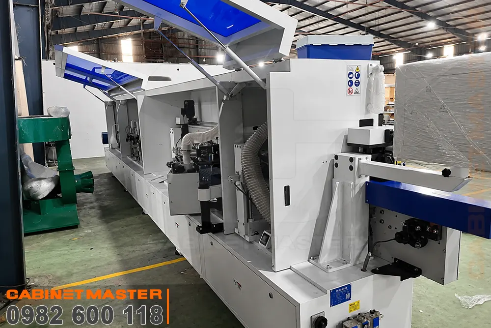 Máy dán cạnh vát 45 90 độ lắp đặt thực tế tại xưởng khách hàng