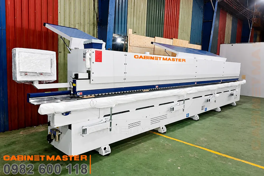 máy dán cạnh vát 45/90 độ lắp đặt thực tế tại xưởng khách hàng