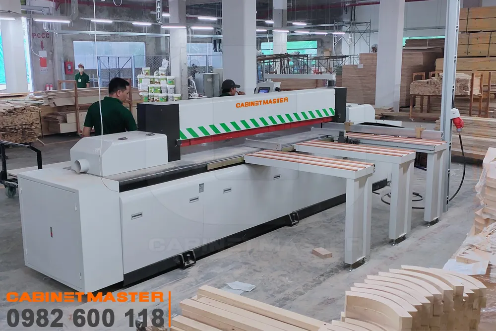 Máy cắt ván công nghiệp 2 lưỡi lắp đặt thực tế tại xưởng khách
